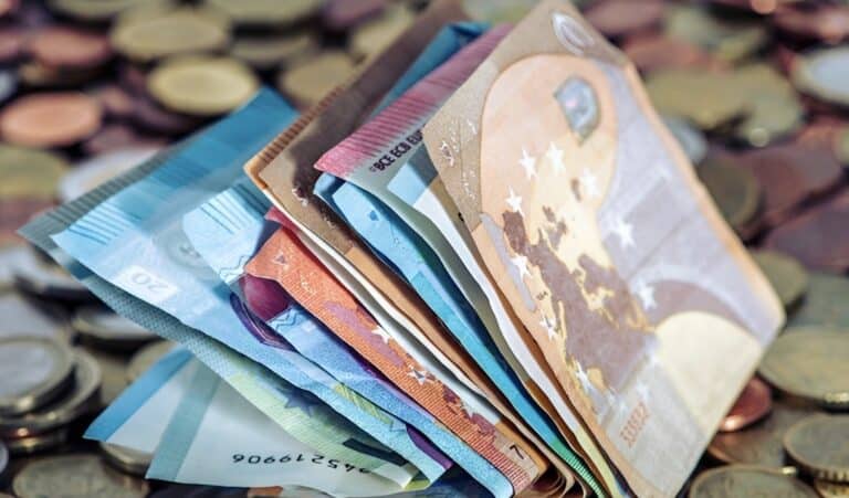 Κλειδώνει η αύξηση του κατώτατου μισθού την 1η Απριλίου: Ποια 20 επιδόματα «συμπαρασύρει» και πού φτάνει ο μέσος μισθός