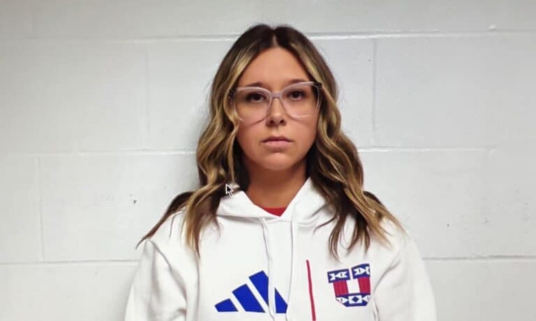 Γραμματέας σχολείου έκανε σeξ με δύο μαθητές -Tην ξυλοκόπησε ο σύζυγός της όταν την έκανε τσακωτή