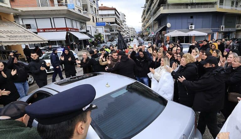 Με χειροκροτήματα από εργαζόμενους η έξοδος του ιδιοκτήτη της Βιολάντα από τα δικαστήρια