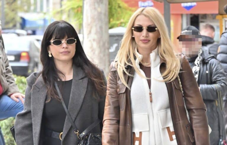 Όλοι ρωτούσαν ποια ήταν δίπλα της – Η Κωνσταντίνα Σπυροπούλου πήγε βόλτα στο κέντρο της Αθήνας και τα φλας