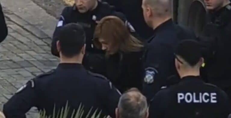 Υποβασταζόμενη, κρατώντας μπαστούνι η Ρούλα Πισπιρίγκου σήμερα στο Εφετείο