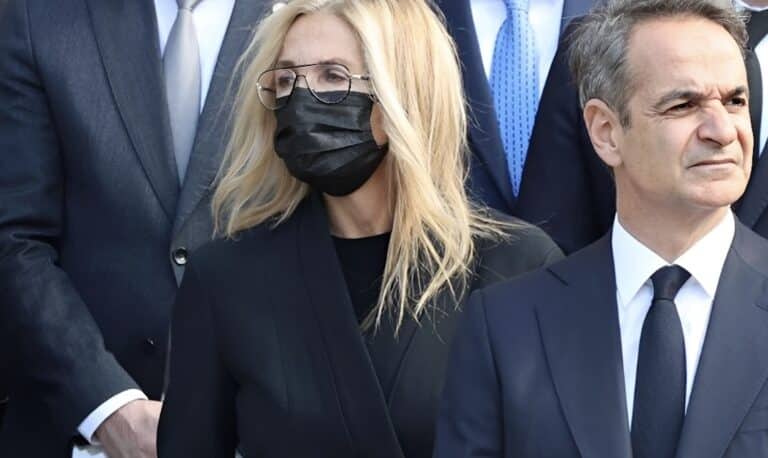 Με χοντρούς επιδέσμους η Μαρέβα Γκραμπόφσκι – Μητσοτάκη μετά το διπλό χειρουργείο