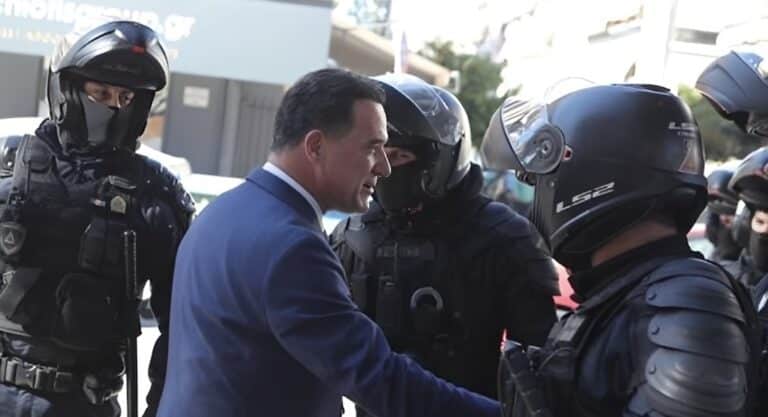 Άδωνις σε άνδρες της ΟΠΚΕ: «Σας λατρεύω, σας αγαπάω παραπάνω από ό,τι νομίζετε»