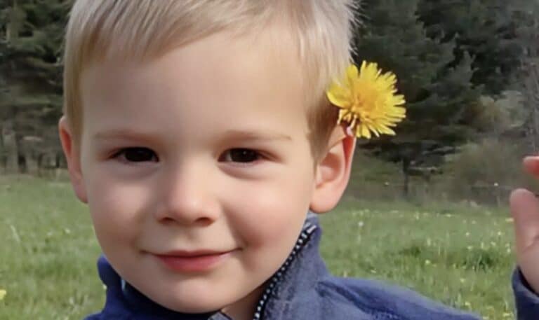 Θάνατος 2χρονου: Η ζαρντινιέρα με ίχνη αίματος και η αυτοκτονία του ιερέα που τον βάπτισε – Συνελήφθησαν οι παππούδες και οι θείοι