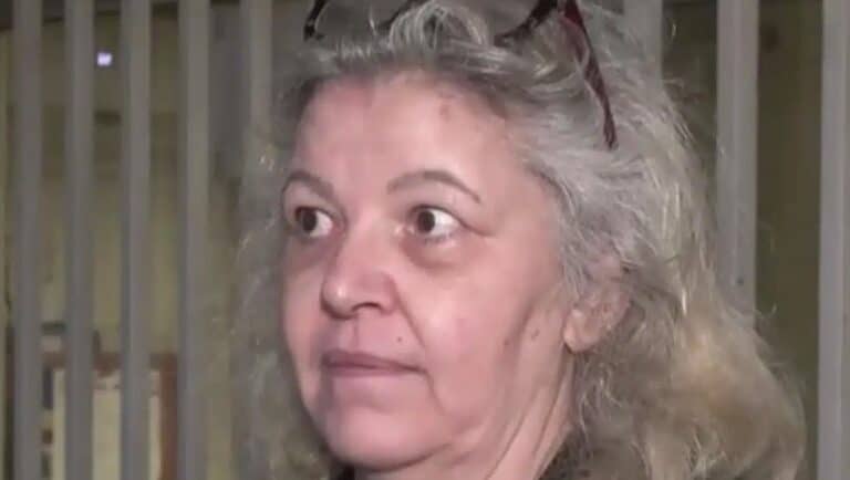 Η μάνα στην Κυψέλη που πήρε τον νόμο στα χέρι της:  «Είχε βγάλει τα γεννητικά του όργανα έξω και ασελγούσε στα παιδιά μου. Τού όρμησα, τον χτύπησα και τον κυνηγούσα με μαχαίρι»