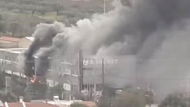 Σπάτα: Μεγάλη φωτιά σε αποθήκη εταιρείας αθλητικών ειδών