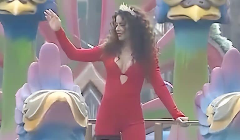 Πασίγνωστη καλλονή Ελληνίδα τραγουδίστρια έγινε βασίλισσα του καρναβαλιού και πpοκάλεσε εγκε:φαλικά