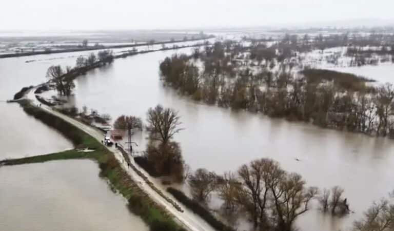 Πνίγεται ο Έβρος – Πλημμύρισαν 100.000 στρέμματα και χιλιάδες άνθρωποι είναι σε απόγνωση