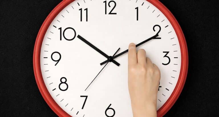 «Κλείδωσε» η νέα αλλαγή ώρας: Πότε θα γυρίσουμε τα ρολόγια μας, η ημερομηνία που αλλάζει η ώρα