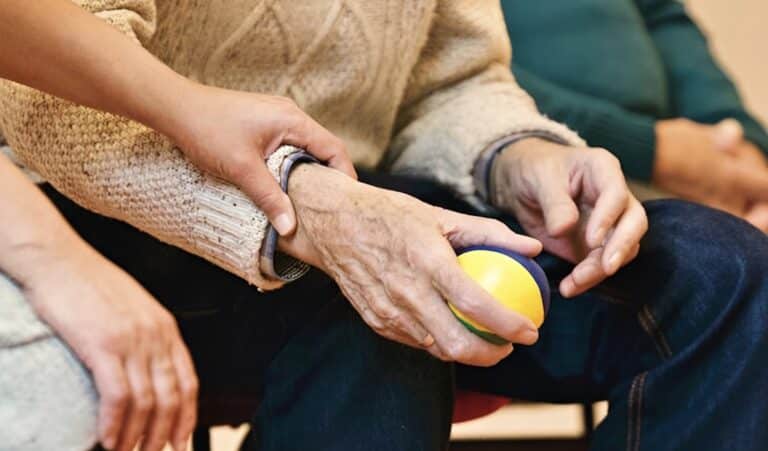 Ανατροπή στις κληρονομιές: Μερίδιο και στους φροντιστές με νόμιμη διάταξη – Οι προϋποθέσεις