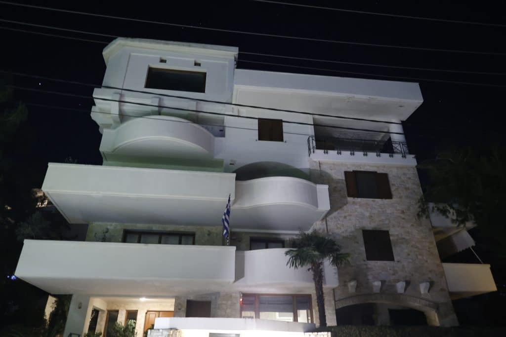 to simeio pou pethanan apo ilektroplixia oi dyo ergates stin vari