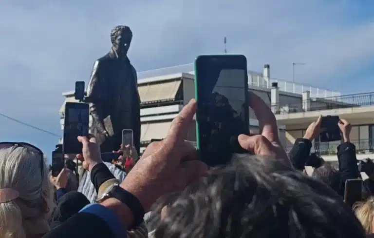 «Πλατεία Κυβερνήτη Ιωάννη Καποδίστρια»: Συγκίνηση και χειροκροτήματα στα αποκαλυπτήρια του ανδριάντα στην Αργυρούπολη