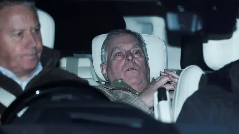 Αφέθηκε ελεύθερος ο Άντριου – Σοκαρισμένος φεύγει από το Τμήμα, δείτε τις πρώτες φωτογραφίες του έκπτωτου πρίγκιπα μετά τη σύλληψη