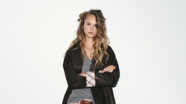 Αντίο μπέζ – Η μόνη καμπαρντίνα που χρειάζεσαι για την άνοιξη σε περιμένει στα Zara