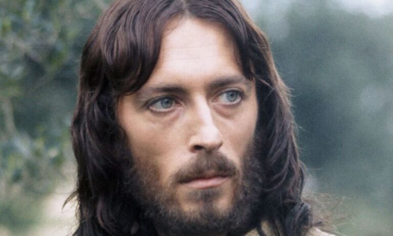 Σπάνια δημόσια εμφάνιση για τον «Ιησού από τη Ναζαρέτ» – Δείτε πώς είναι σήμερα ο Ρόμπερτ Πάουελ