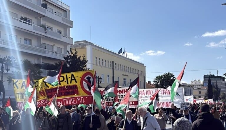 Πορεία έξω από την αμερικανική πρεσβεία στην Αθήνα – Πολίτες διαμαρτύρονται για την επίθεση ΗΠΑ και Ισραήλ στο Ιράν