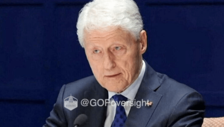 Κλίντον για Επστάιν: «Πίστευα ότι τα κορίτσια στο αεροπλάνο του ήταν αεροσυνοδοί» λέει ο Μπιλ – Εκνευρισμένη η Χίλαρι