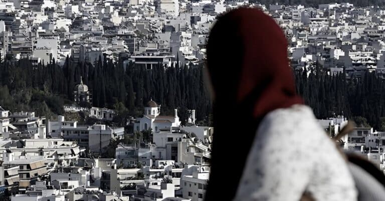 Στο τραπέζι η απαγόρευση της μπούρκας στην Ελλάδα: Τα μέτρα που εξετάζει το υπουργείο Μετανάστευσης και τι ισχύει στην Ευρώπη