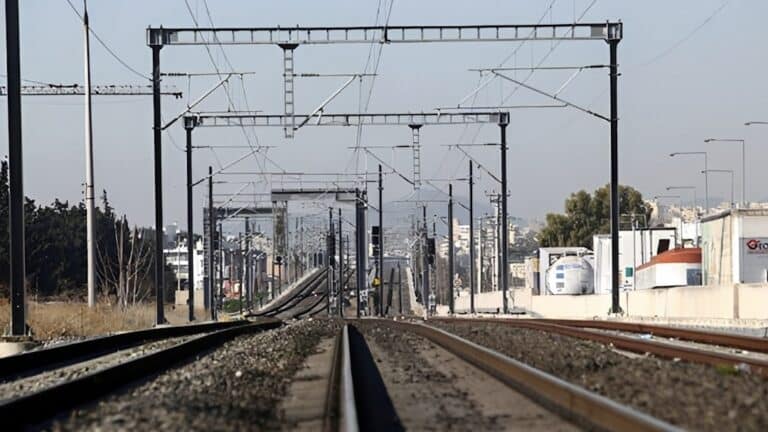 «Μόνο 70 κιλά έχω κλέψει», είπε στους αστυνομικούς ο Ρομά που πιάστηκε να κλέβει καλώδια χαλκού από εγκαταστάσεις του ΟΣΕ