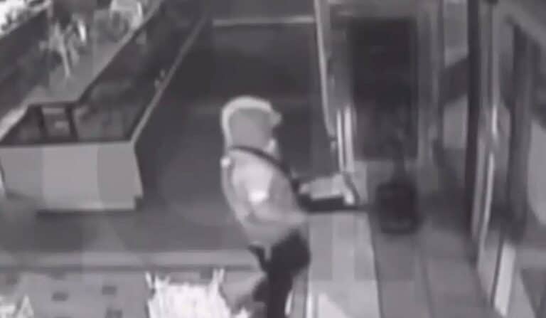 Κερατσίνι: Διαρρήκτης «μπούκαρε» σε φούρνο, βρήκε άδεια την ταμειακή και άρπαξε… 20 κομμάτια γαλακτομπούρεκο