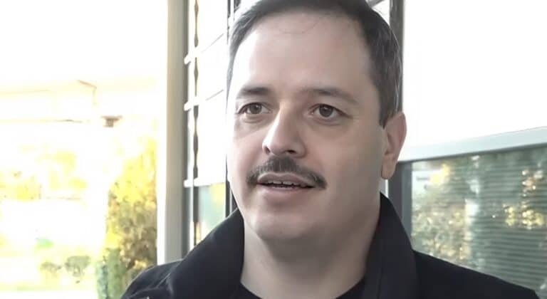 Χάρρυ Κλυνν: Η οικογένειά του δώρισε προσωπικά του αντικείμενα στον Αλέξανδρο Τσουβέλα