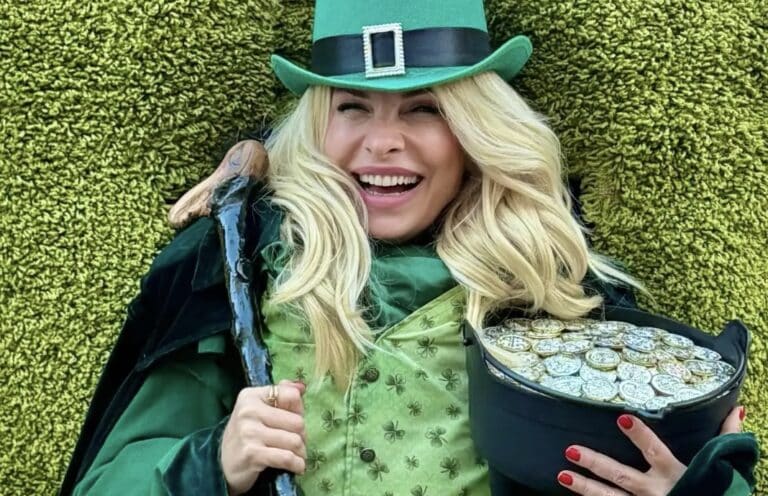 Χαμός με πασίγνωστη Ελληνίδα – Ποζάρει χαρούμενη σε ξεχωριστή τοποθεσία στο εξωτερικό