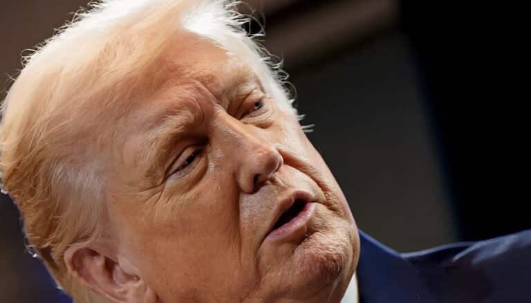 Ο Ντόναλντ Τραμπ σκέφτεται να καταλάβει τα Στενά του Ορμούζ