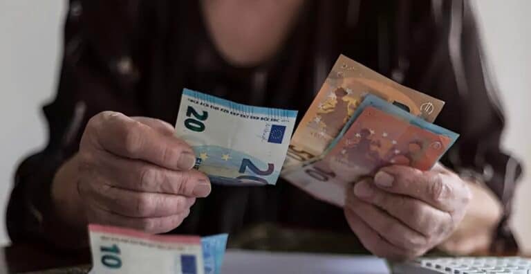 Έρχονται αναδρομικά έως 7.789 ευρώ σε 20.000 συνταξιούχους – Ποιες κατηγορίες αφορούν