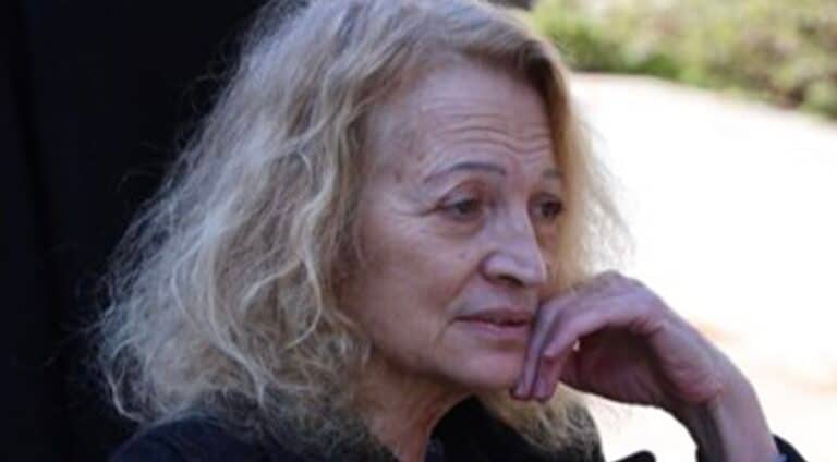 Λουκία Πιστιόλα: Δίνει σκληρή μάχη με τη νόσο Πάρκινσον, σε αναπηρικό καροτσάκι στην κηδεία Πανουσόπουλου