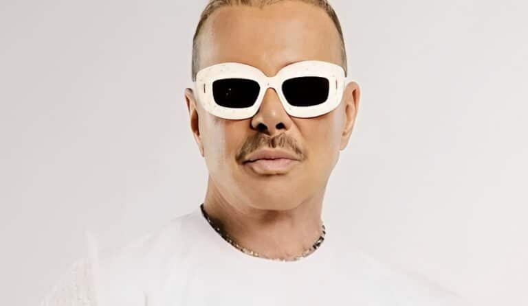 O Λάκης Γαβαλάς τόλμησε να τυπώσει στα T-Shirt του την πιο διάσημη ελληνική λέξη – Θα τα φορούσατε;