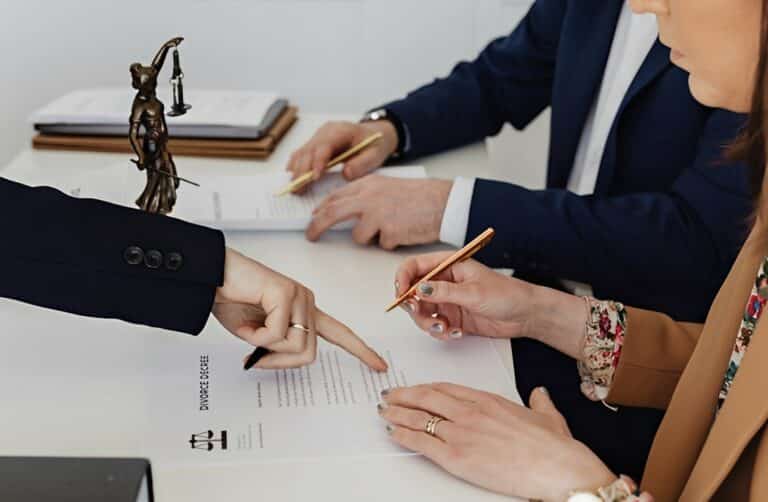 «Κόφτης» στις διαθήκες υπέρ κλινικών και γηροκομείων: Προστασία για τους ευάλωτους ηλικιωμένους