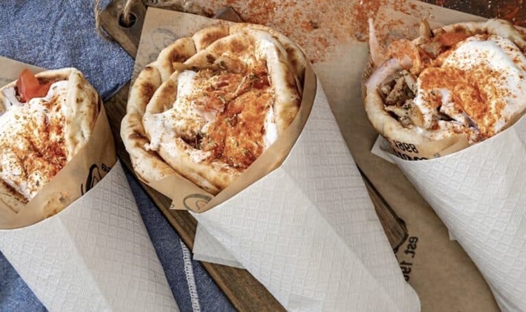 Κι ας κλείνει νωρίς κι ας περιμένεις στην ουρά: Αυτό το σουβλάκι είναι απ’ τα καλύτερα στην Ελλάδα