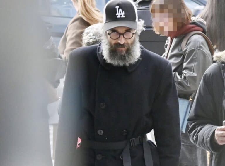 Αγαπημένος Έλληνας ηθοποιός εμφανίστηκε έτσι στο κέντρο της Αθήνας και τράβηξε τα βλέμματα