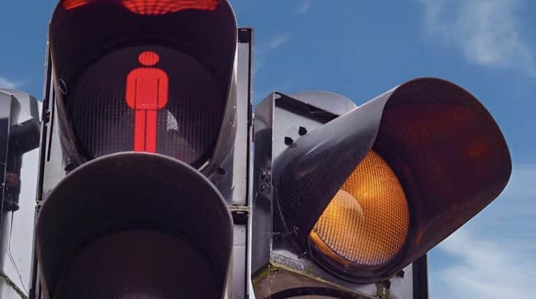 Φανάρια ρύθμισης κυκλοφορίας: Πότε περνάμε με πορτοκαλί – Τι ορίζει ο νέος ΚΟΚ