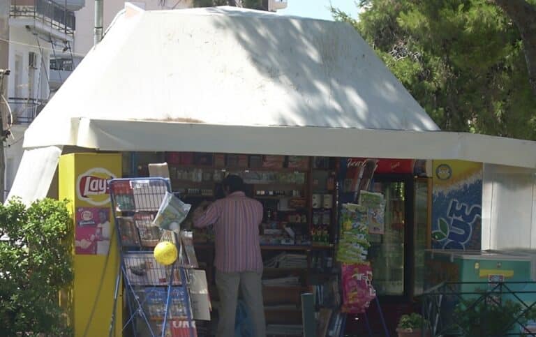 Το τέλος του μικρομάγαζου; Σβήνουν τα περίπτερα – Σε κίνδυνο φούρνοι, καφέ, ταβέρνες της γειτονιάς