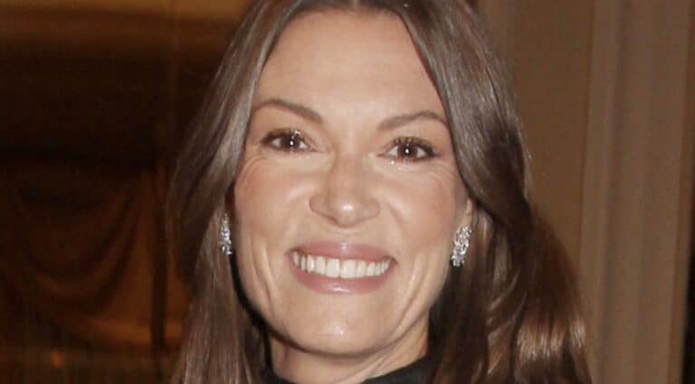 Μαμά και κόρη μοιάζουν πολύ: Η Βίκυ Καγιά σε σπάνια κοινή εμφάνιση με τη μητέρα της, Αλεξάνδρα