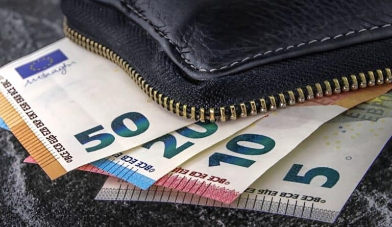 Κατώτατος μισθός: Ποιοι κερδίζουν διπλά από αυξήσεις και φοροελαφρύνσεις