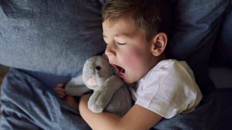 Οι Φινλανδοί γονείς διδάσκουν στα παιδιά έναν κανόνα πριν τον ύπνο που μειώνει έως και 80% το άγχος στην εφηβεία