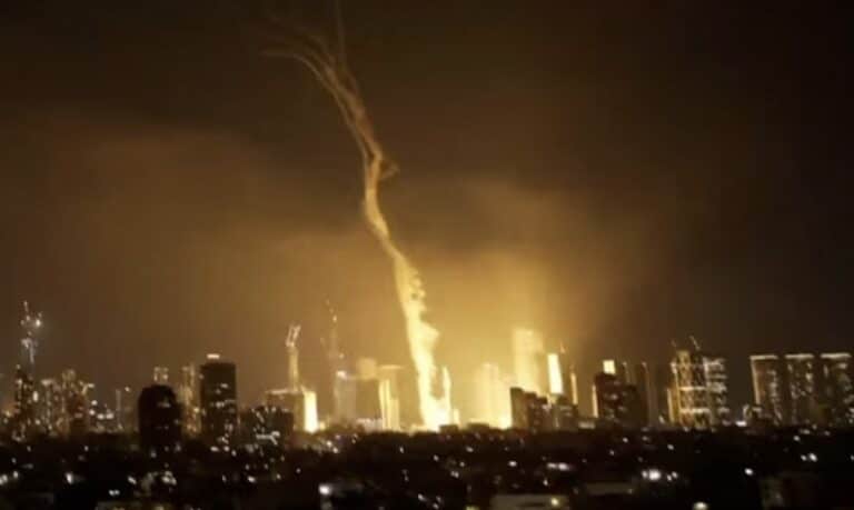 Μαζική επίθεση του Ιράν σε Ισραήλ, Κουβέιτ και ΗΑΕ – Φλέγονται κτίρια, διυλιστήρια, στρατιωτικές βάσεις