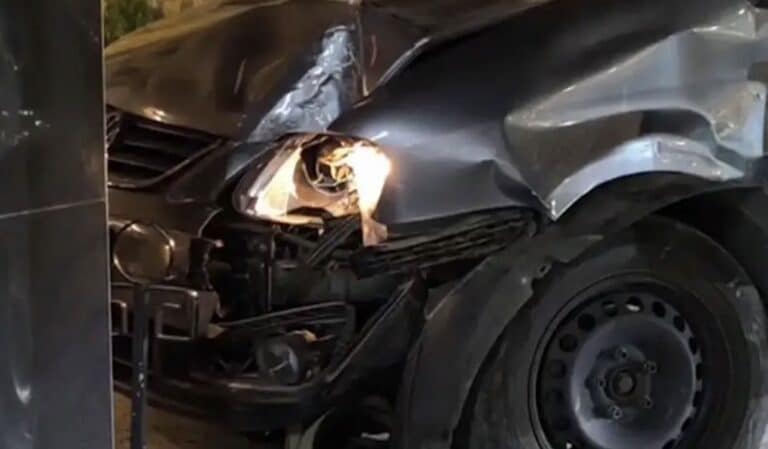 Αυτοκίνητο έπεσε σε καφετέρια στα Εξάρχεια – Ένας ελαφρά τραυματίας