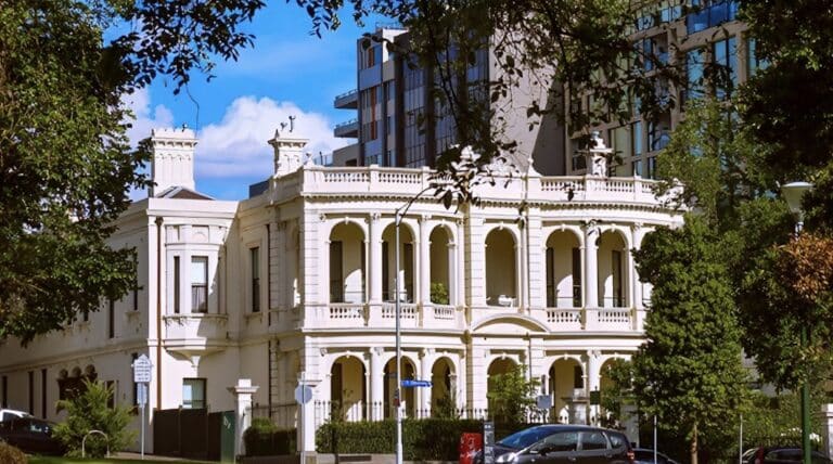 Μέσος μισθός 2700€: 180.000 Έλληνες ζουν και εργάζονται στην καλύτερη πόλη του κόσμου για το 2026