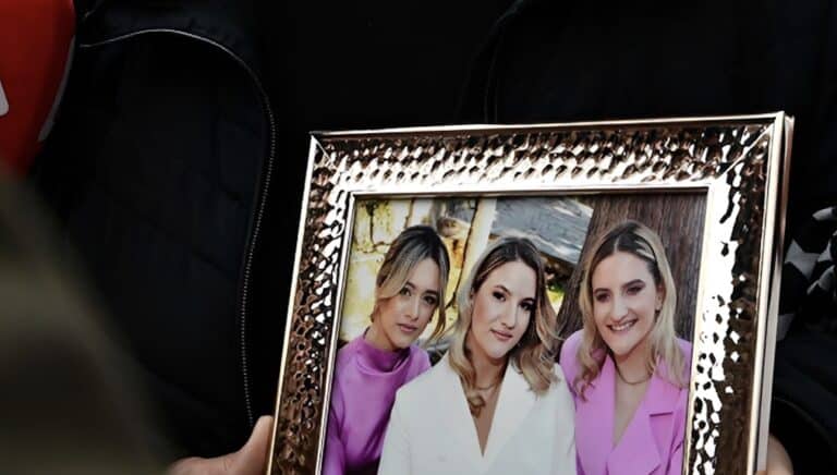 Δίκη για τα Τέμπη: Συγκινεί η γιαγιά της οικογένειας Πλακιά – Η φωτογραφία με τις εγγονές της έξω από το Γαιόπολις