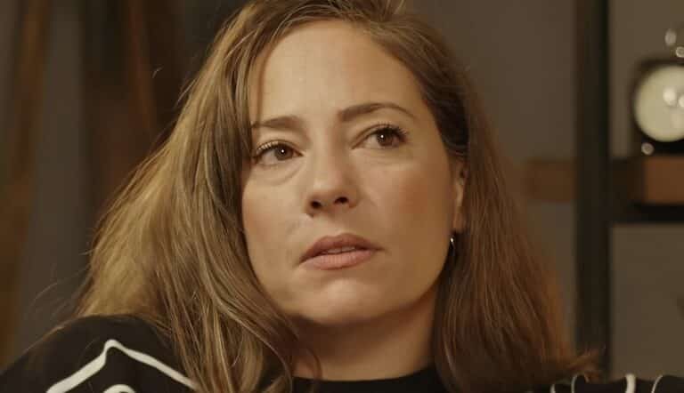 Συγκλονίζει η Αλεξάνδρα Ούστα: «Η μητέρα μου ήταν αλκοολική, πέθανε σε κλινική απεξάρτησης»