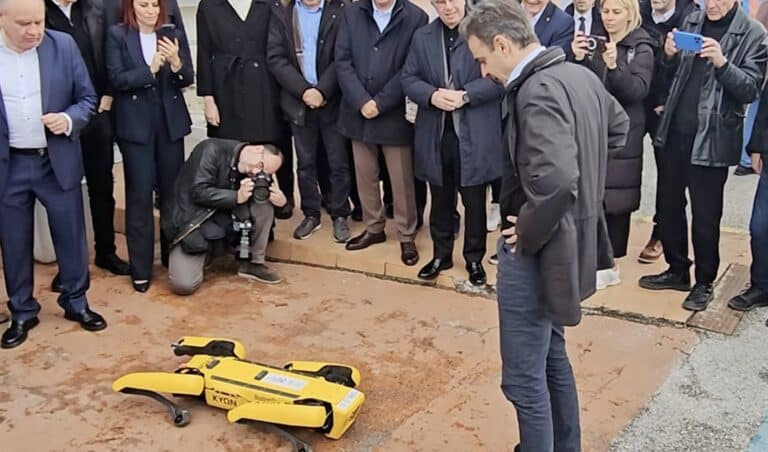 Χαμός με το βίντεο όπου ο Μητοστάκης μιλάει με σκύλο-ρομπότ