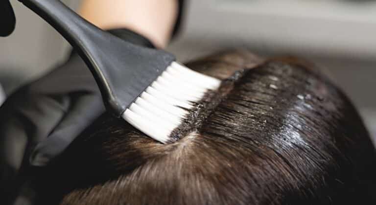 Χωρίς καφέ ή κανέλα – Η σπιτική βαφή μαλλιών που καλύπτει τα γκρίζα μαλλιά και αποκαθιστά τη φυσική τους λάμψη