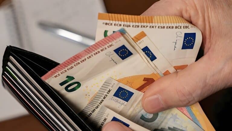 Έξτρα χρήματα από 1ης Απρίλιου: Αυξάνεται ο κατώτατος μισθός και μαζί 20 επιδόματα – Ποιοι πάνε ταμείο