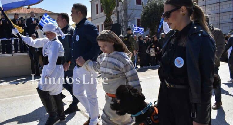Από τις πιο δυνατές στιγμές της 25ης Μαρτίου η παρέλαση της μικρής Φωτεινής και του σκύλου βοηθού της