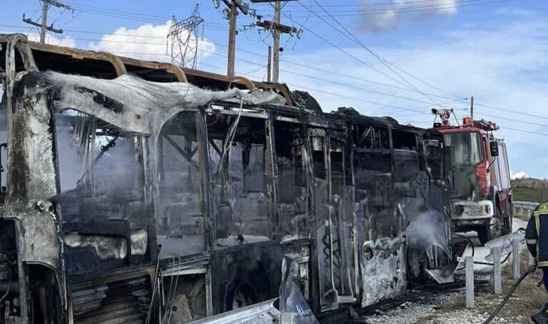 Φωτιά σε λεωφορείο του ΚΤΕΛ – Κάηκε ολοσχερώς