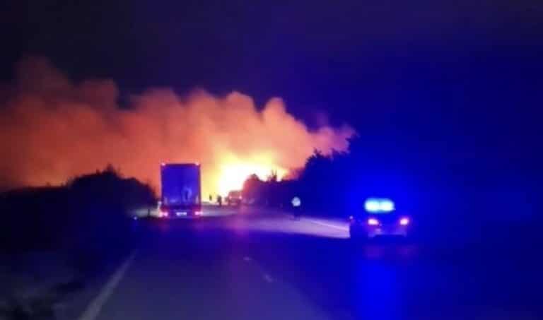 Φωτιά στα Μάλγαρα – Κλειστή η εθνική οδός λόγω του πυκνού καπνού