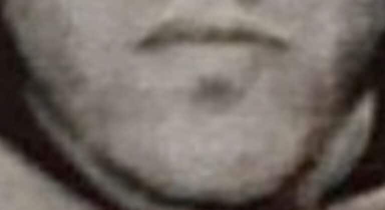 Αυτός είναι ο γιος γνωστής δημοσιογράφου που επιτέθηκε με τσεκούρι σε αστυνομικούς